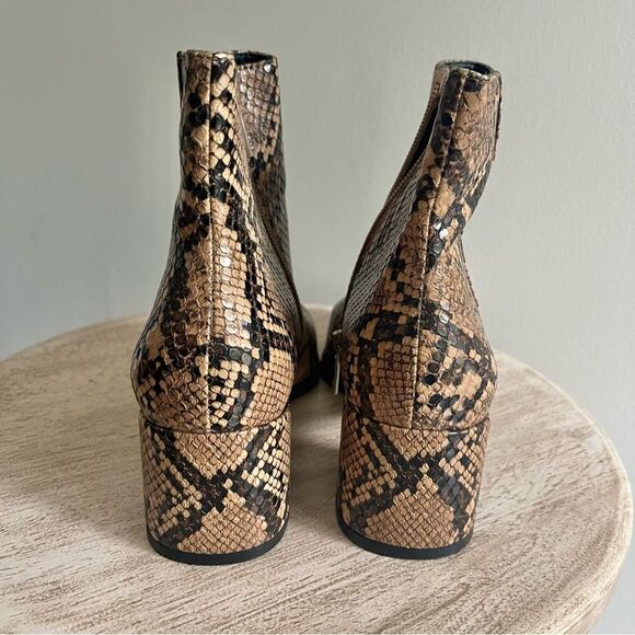 Kenneth Cole Roanne Snake Print Pointed Toe Side Zipper Heeled Boots size 6 NWOB - Picture 5 of 8